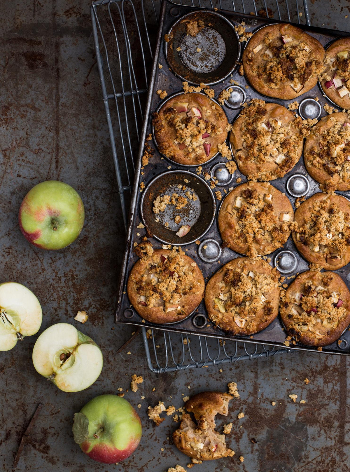 Muffin alle mele con mele al forno e streusel