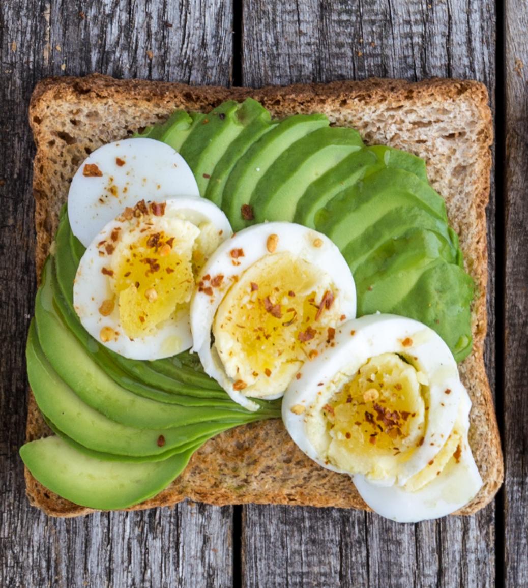 Toast all'avocado con uovo e peperoncino
