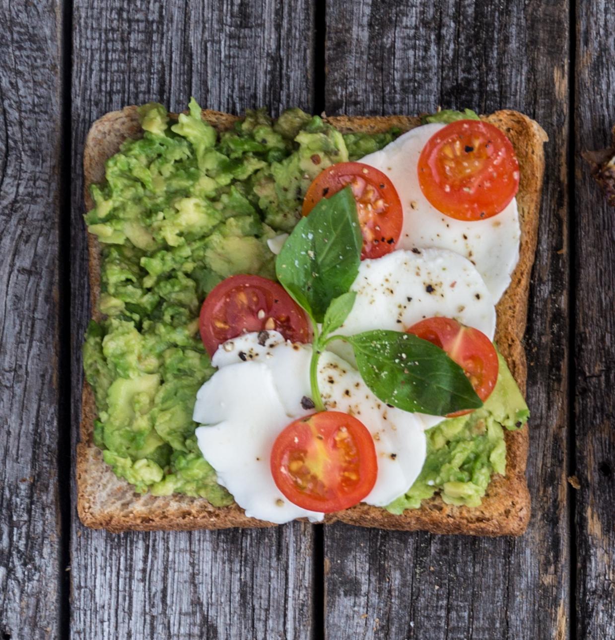 Toast all'avocado con mozzarella e pomodorini
