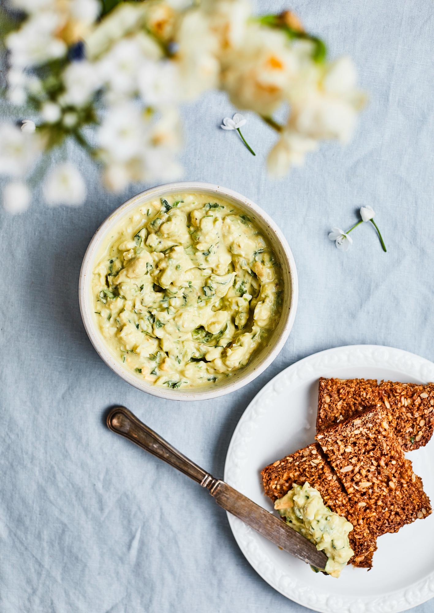 Crema di avocado con uova