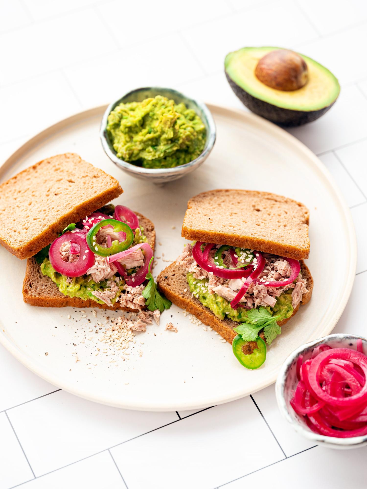 Sandwich avocado e tonno