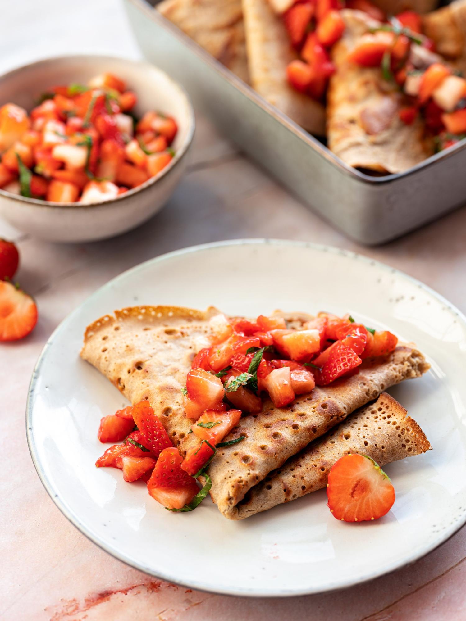Crepes alla banana con fragole e menta