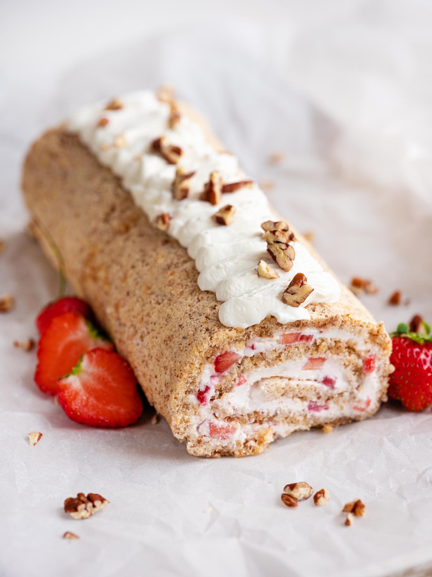 Rotolo senza glutine con fragole e noci pecan