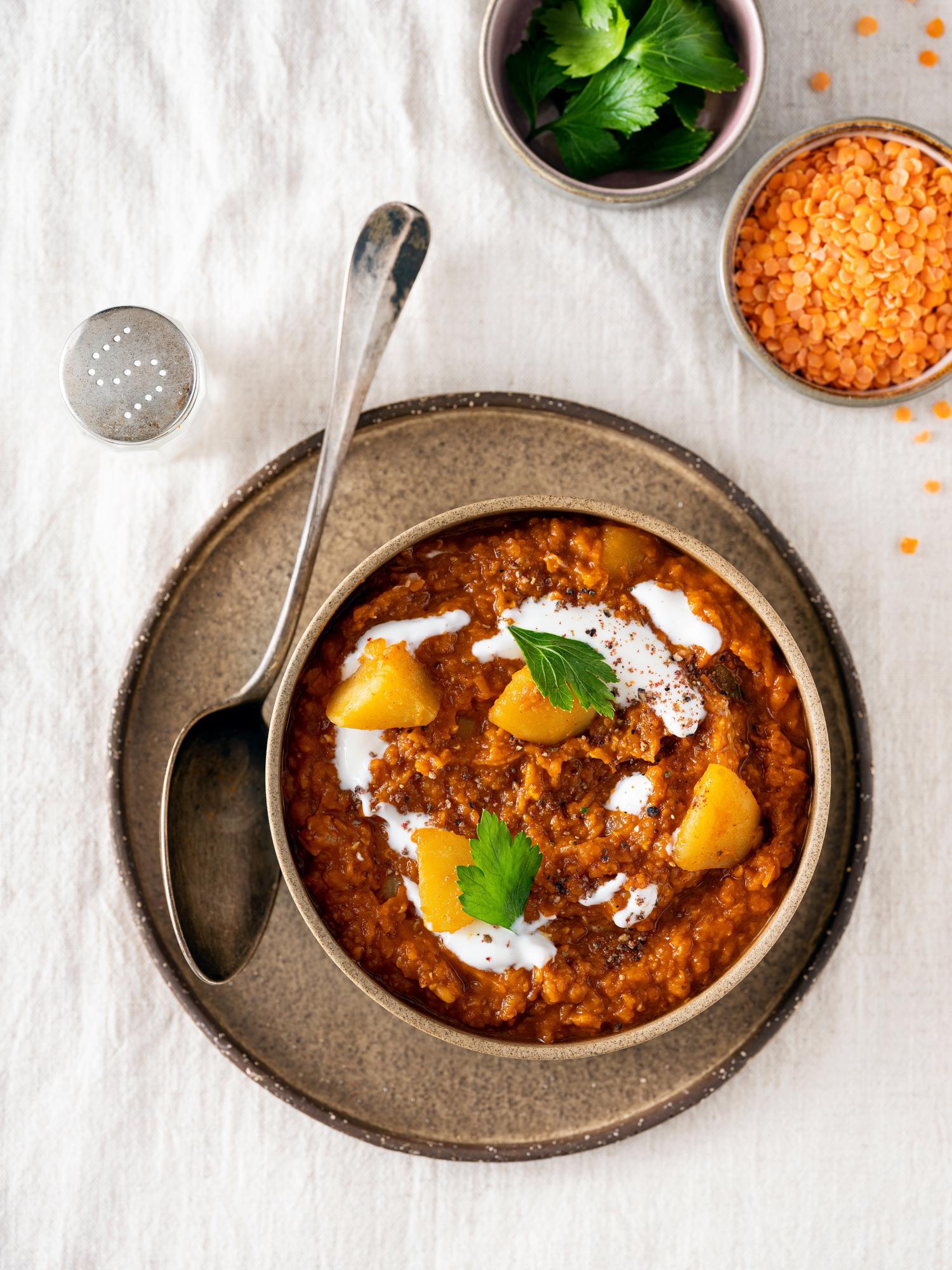 Gulash di patate e lenticchie rosse
