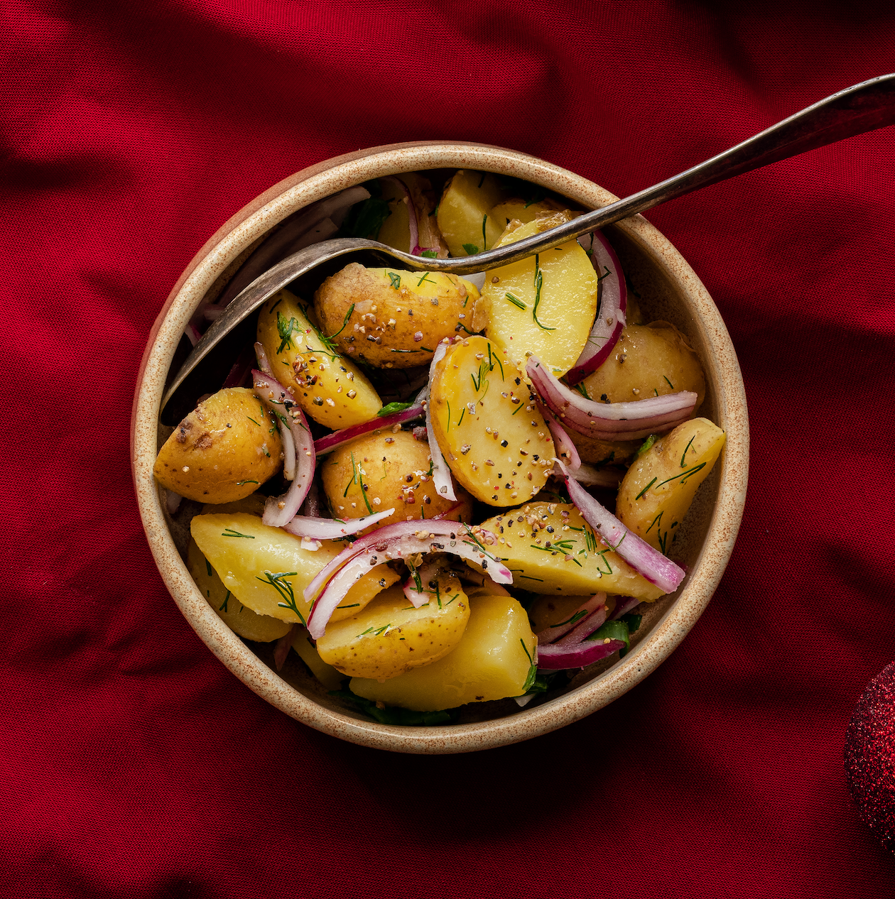 Insalata di patate con cipolla rossa e aneto