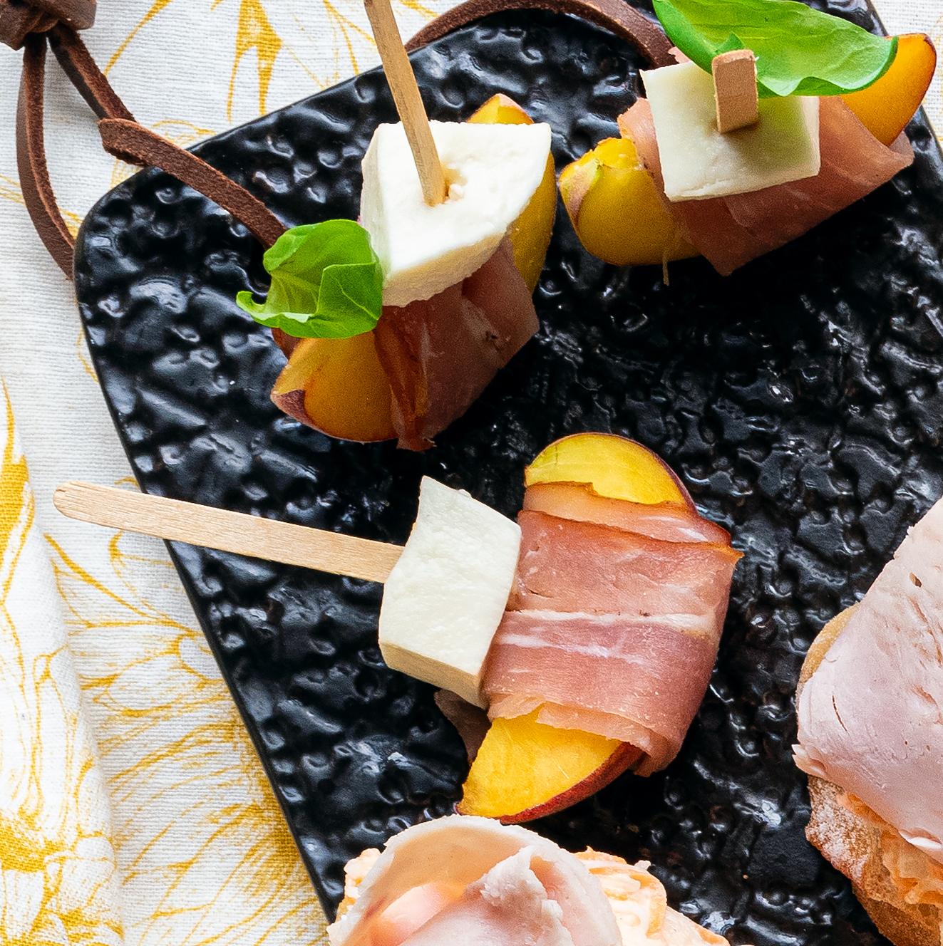 Pesche con prosciutto di Parma e mozzarella