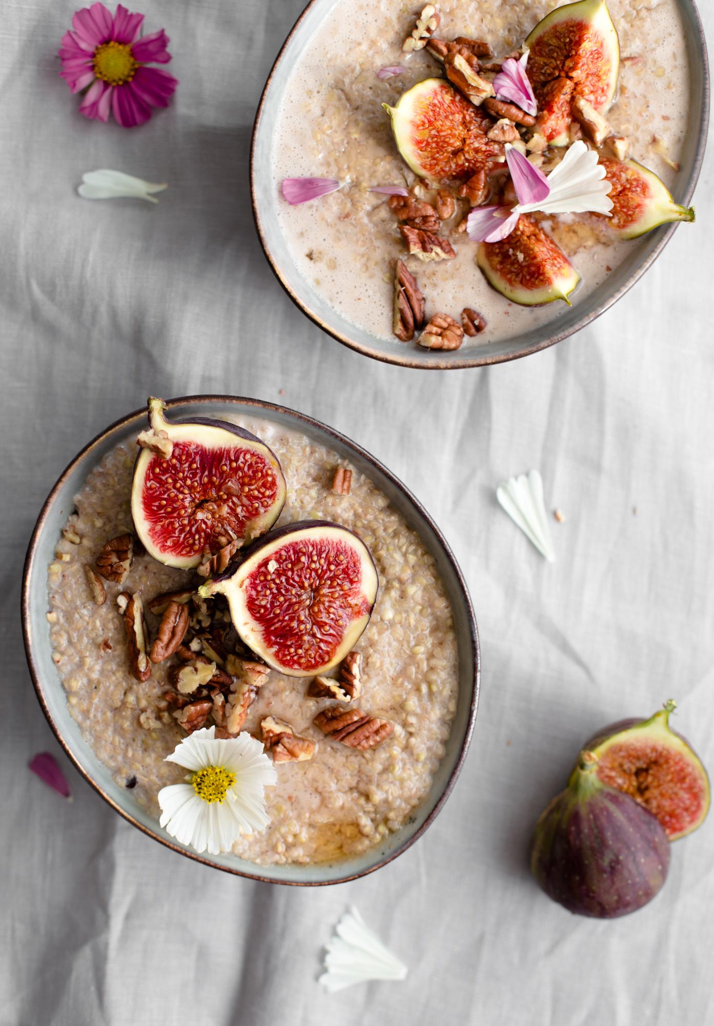 Porridge di grano saraceno con miele e cocco