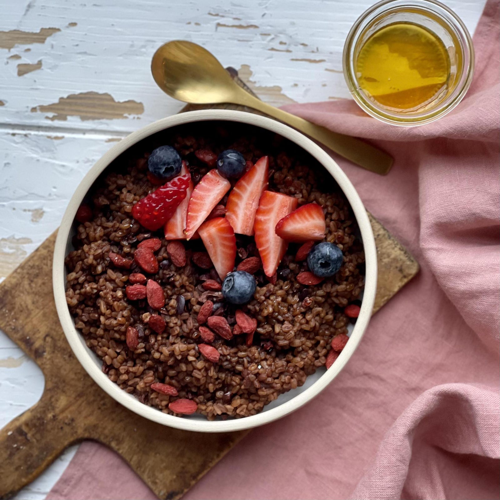 Porridge di bulgur con fave di cacao e goji