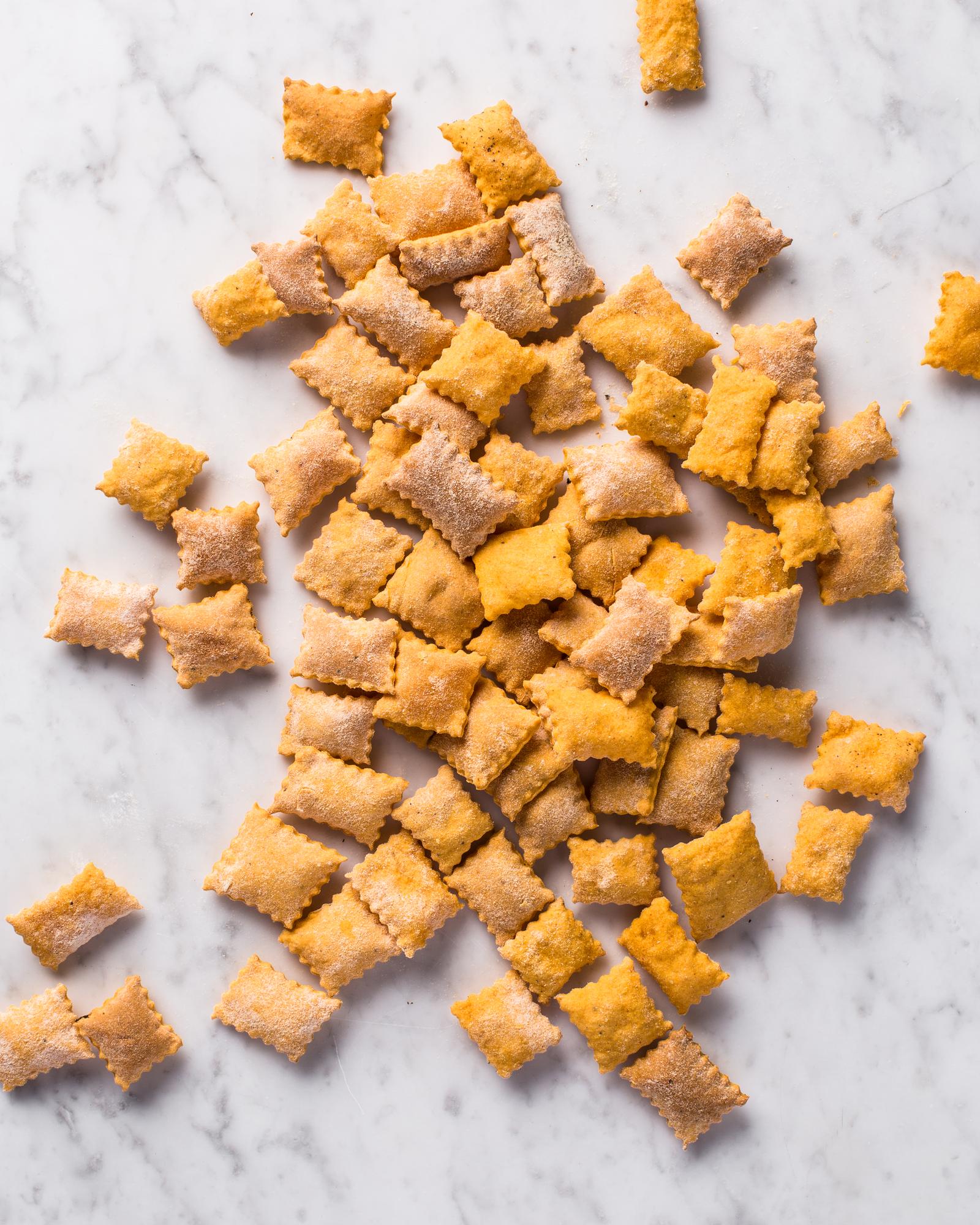Crackers al cheddar con patata dolce