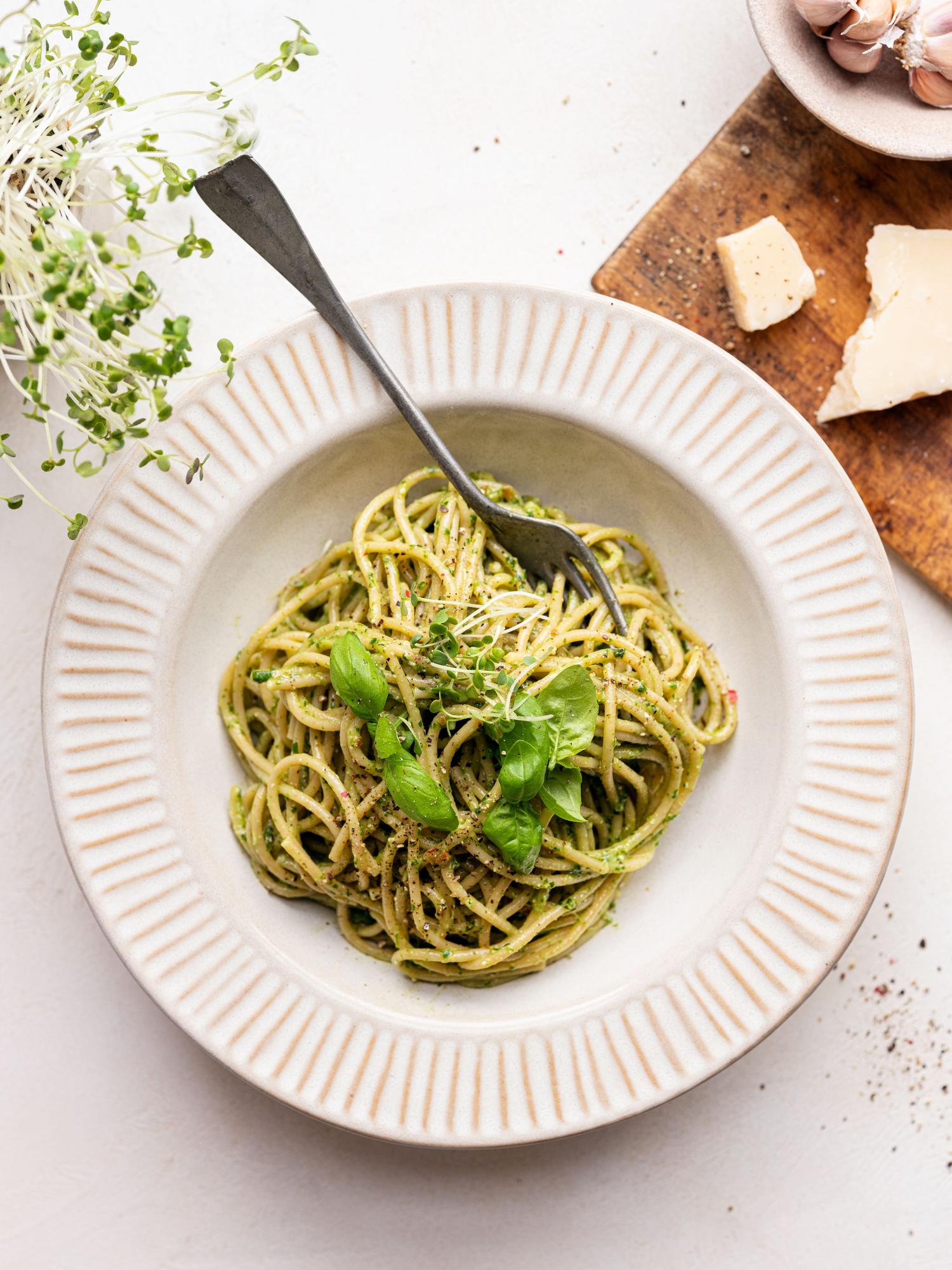 Spaghetti integrali con pesto all'aglio arrosto