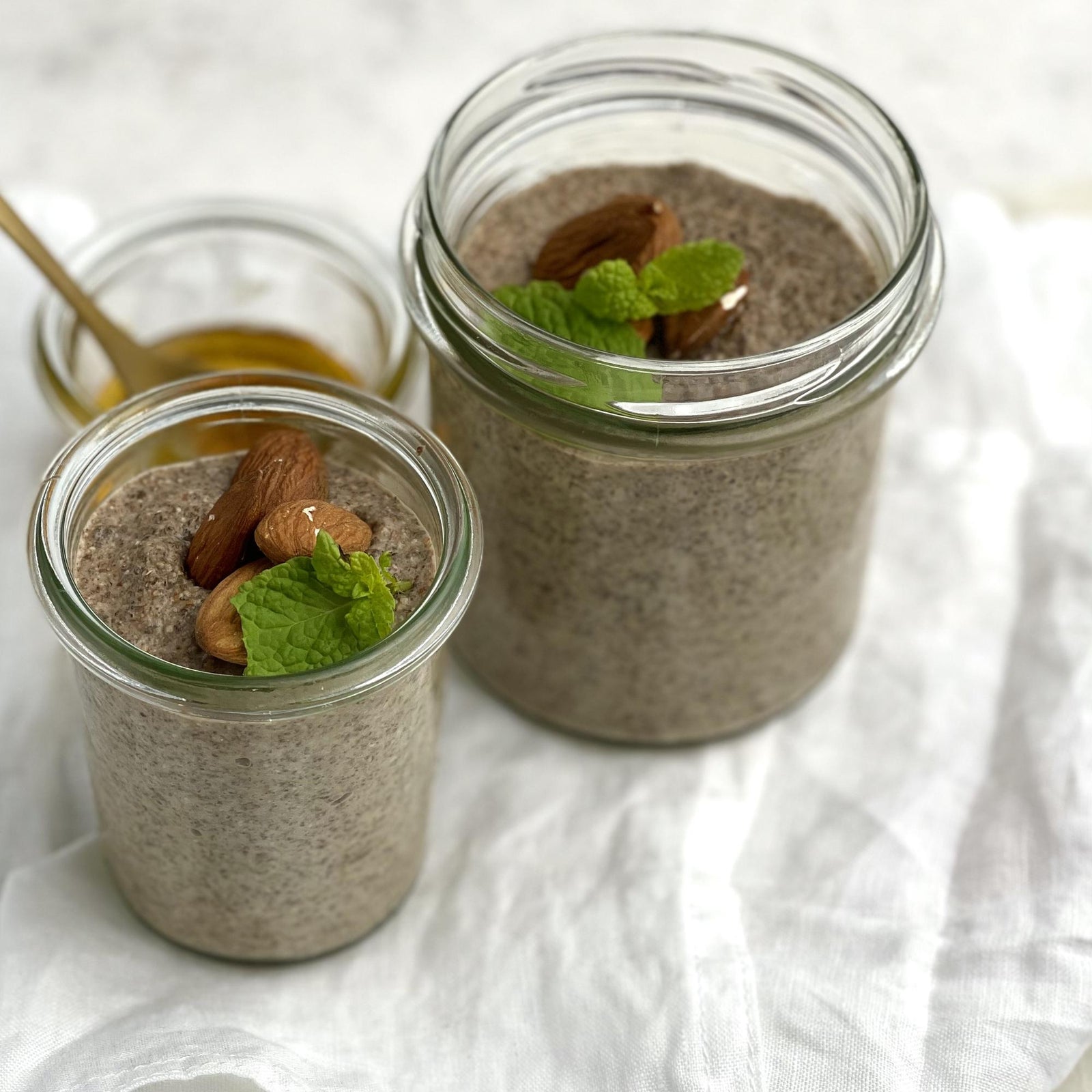 Spuntino di chia con mandorle