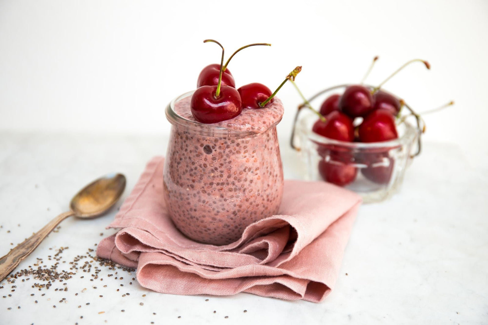 Pudding di chia con ciliegie