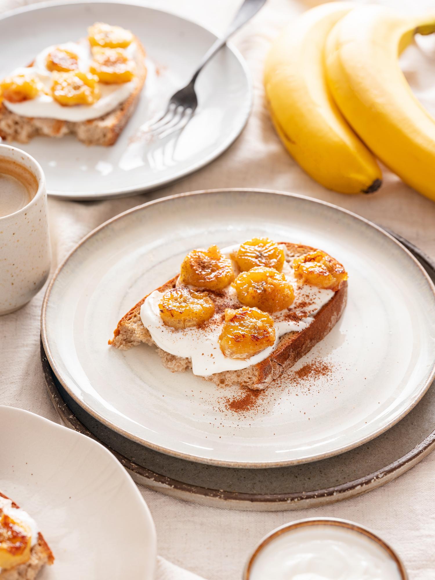 Pane con banana caramellata e ricotta