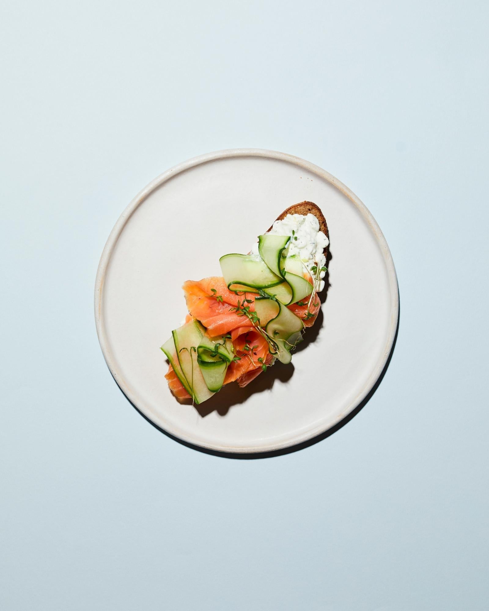 Pane con salmone e cetriolo