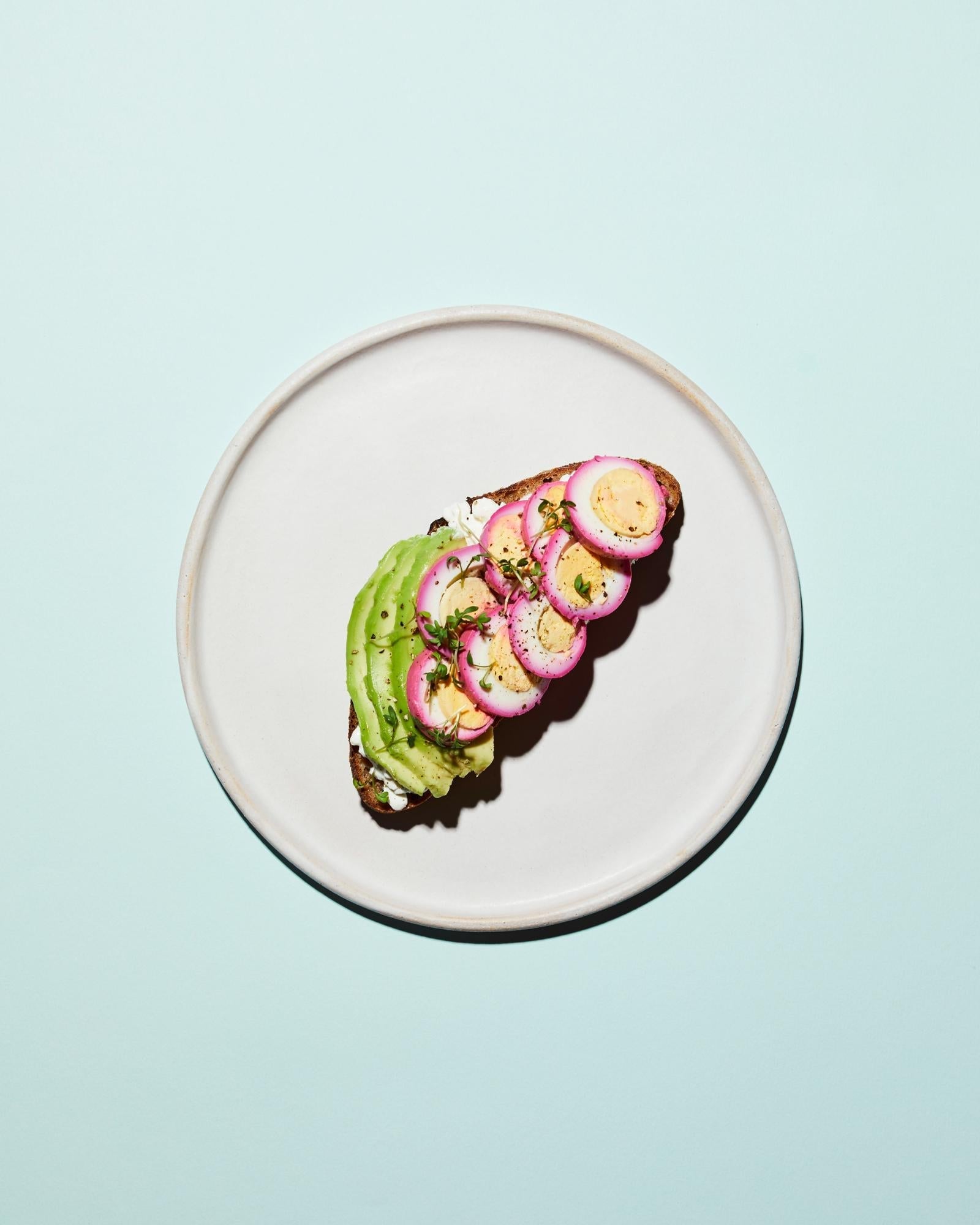 Pane con uova e avocado