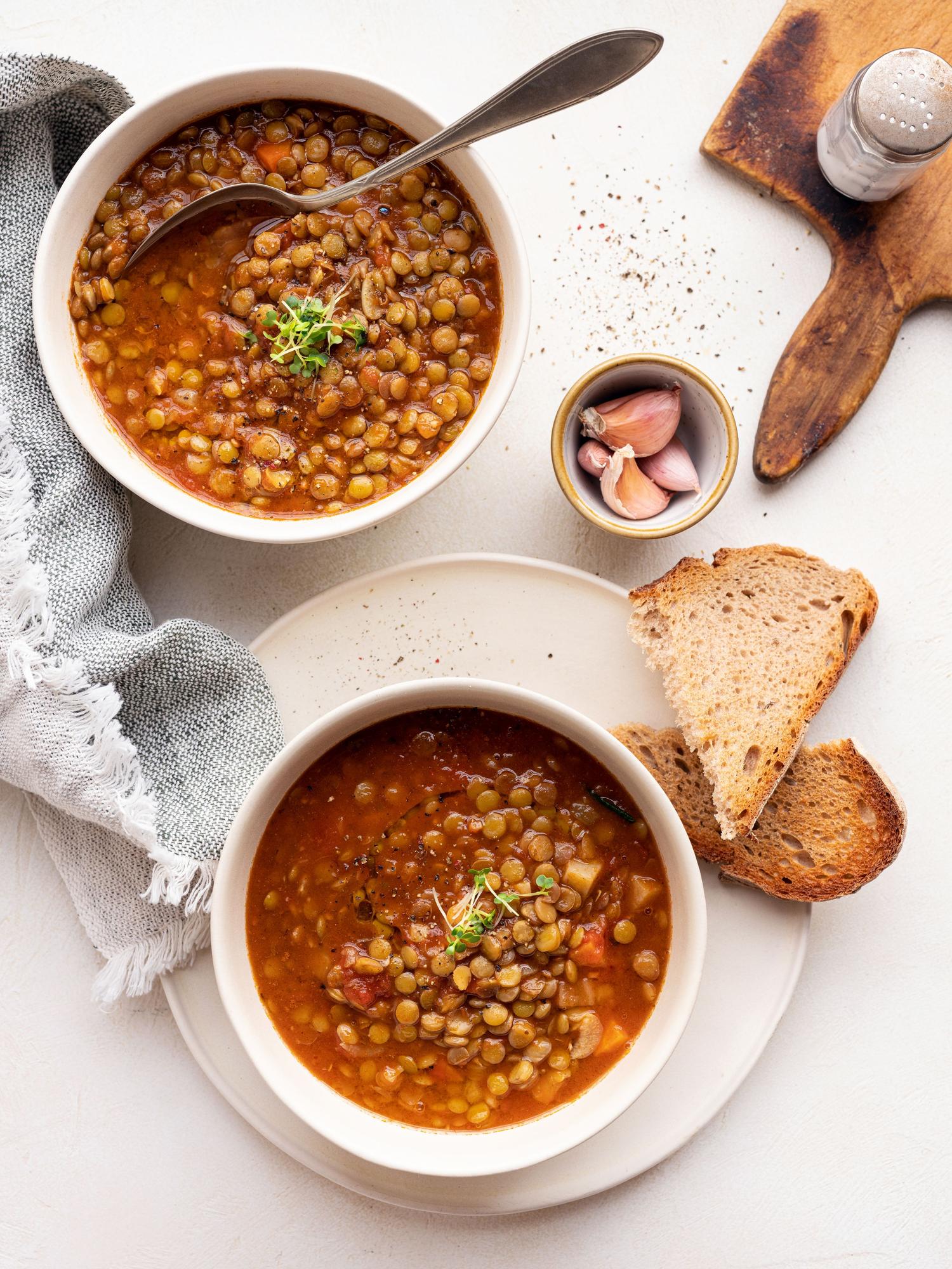 Zuppa di lenticchie e pomodoro con crostini