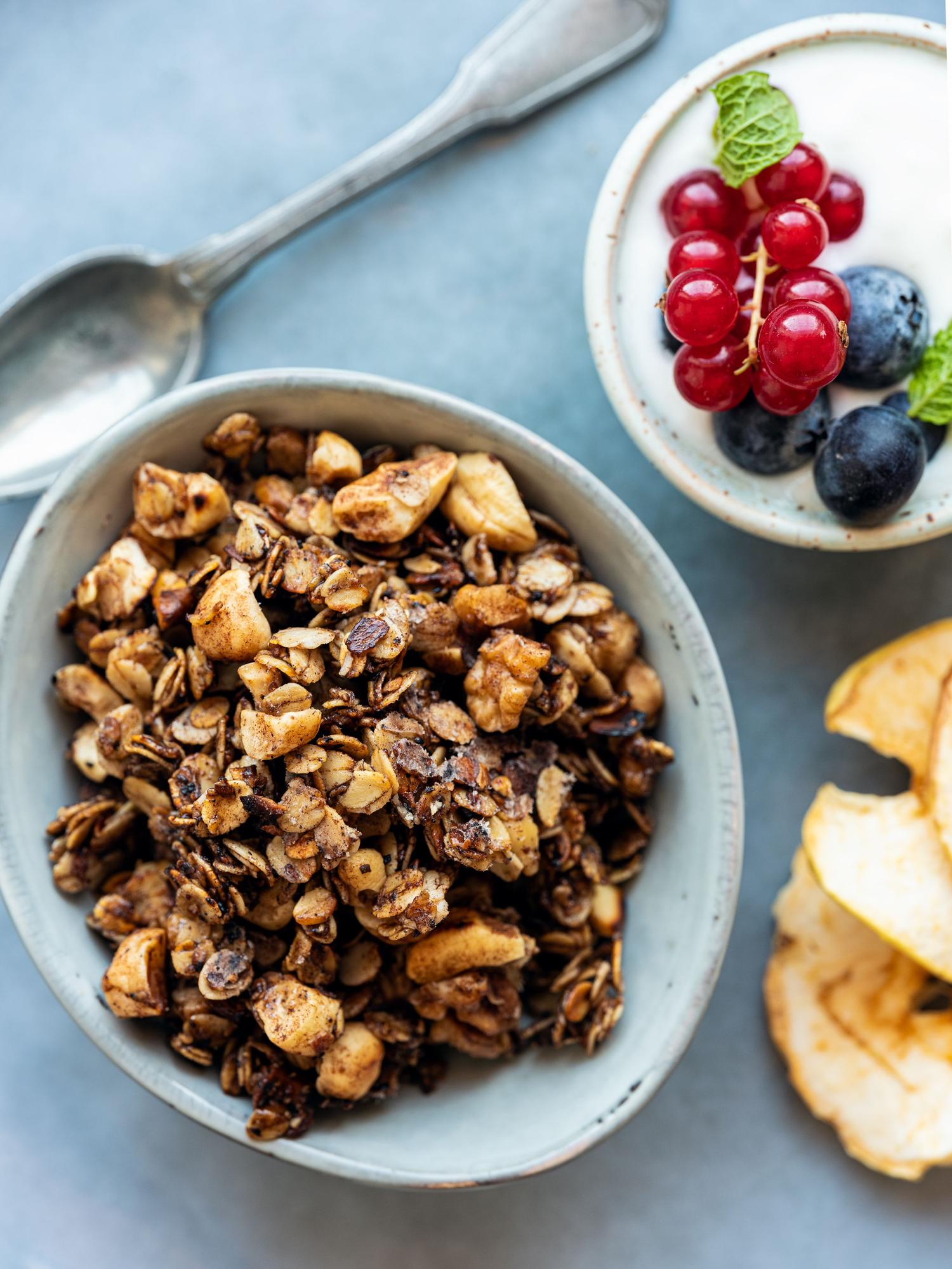 Granola al cioccolato con mirtilli rossi