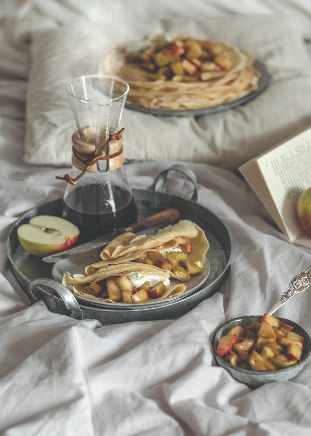 Crêpes con mele al forno e cardamomo