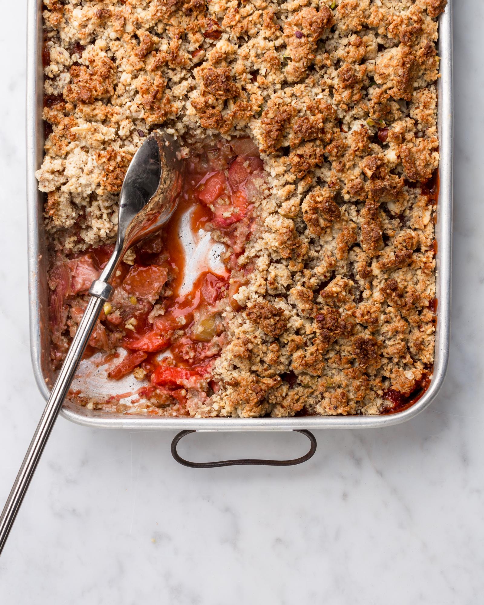 Crumble con rabarbaro e fragole