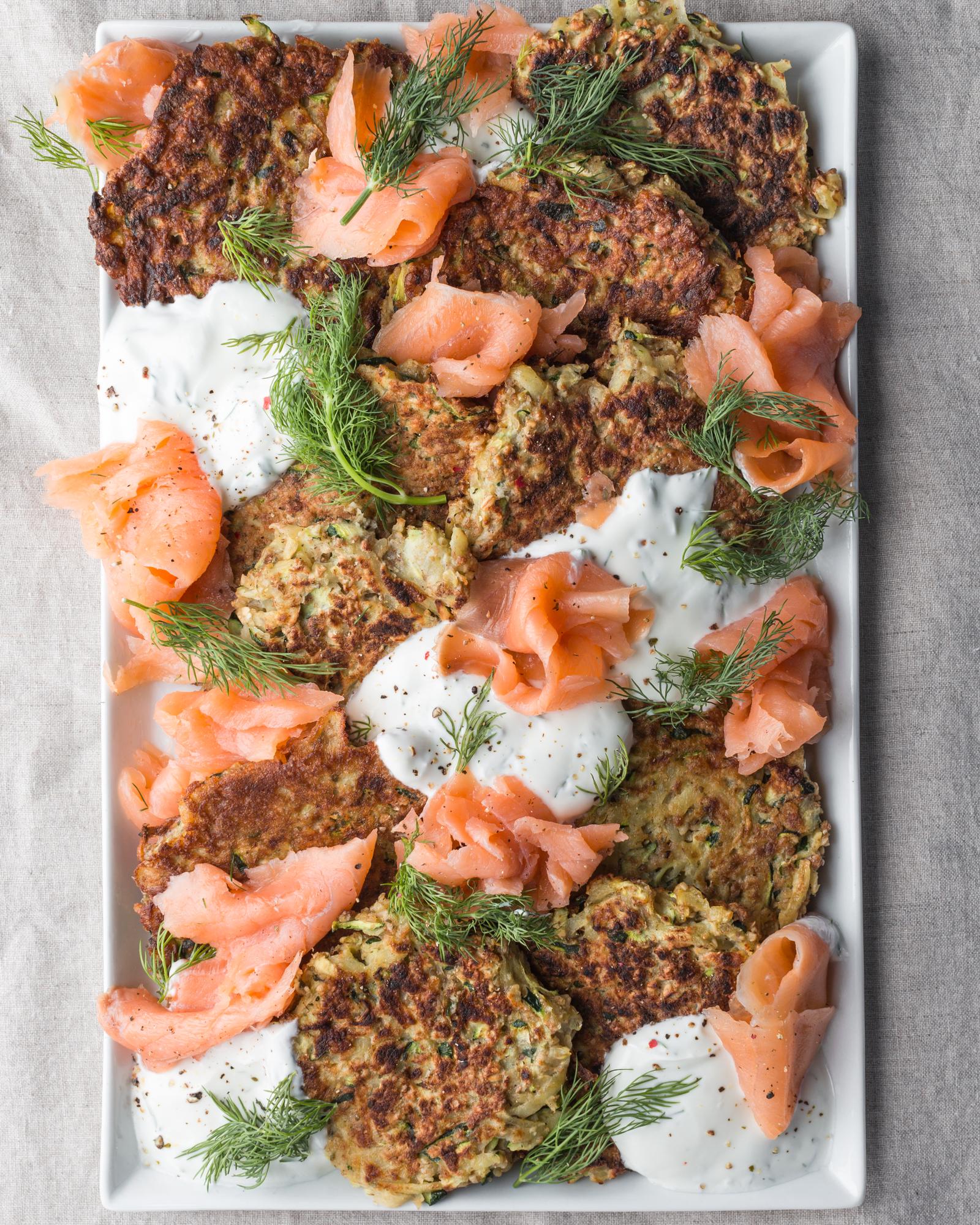 Frittelle di zucchine e patate con salmone affumicato