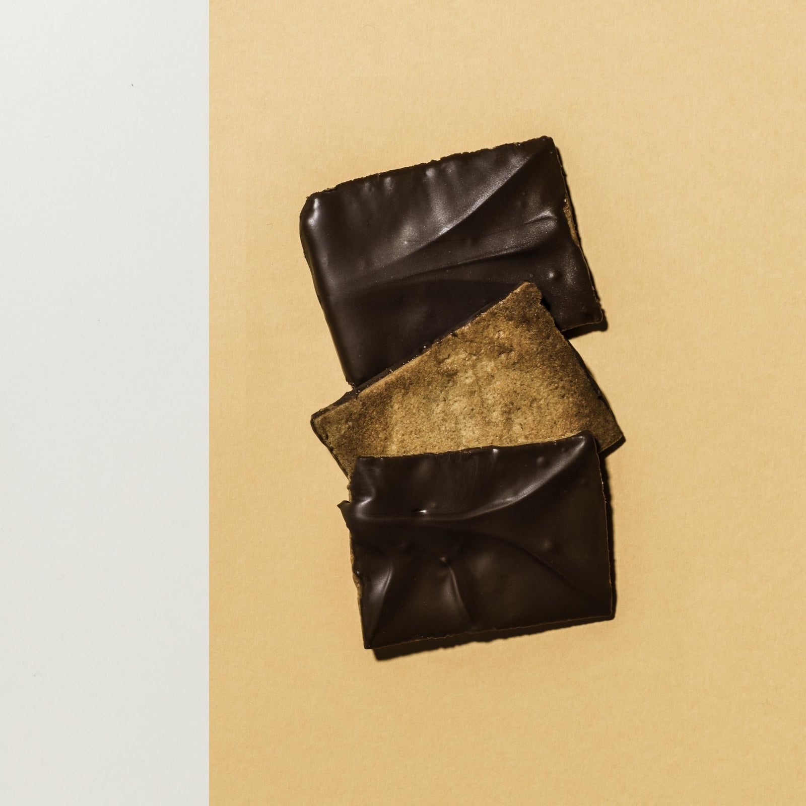 Biscotti al burro fatti in casa ricoperti di cioccolato
