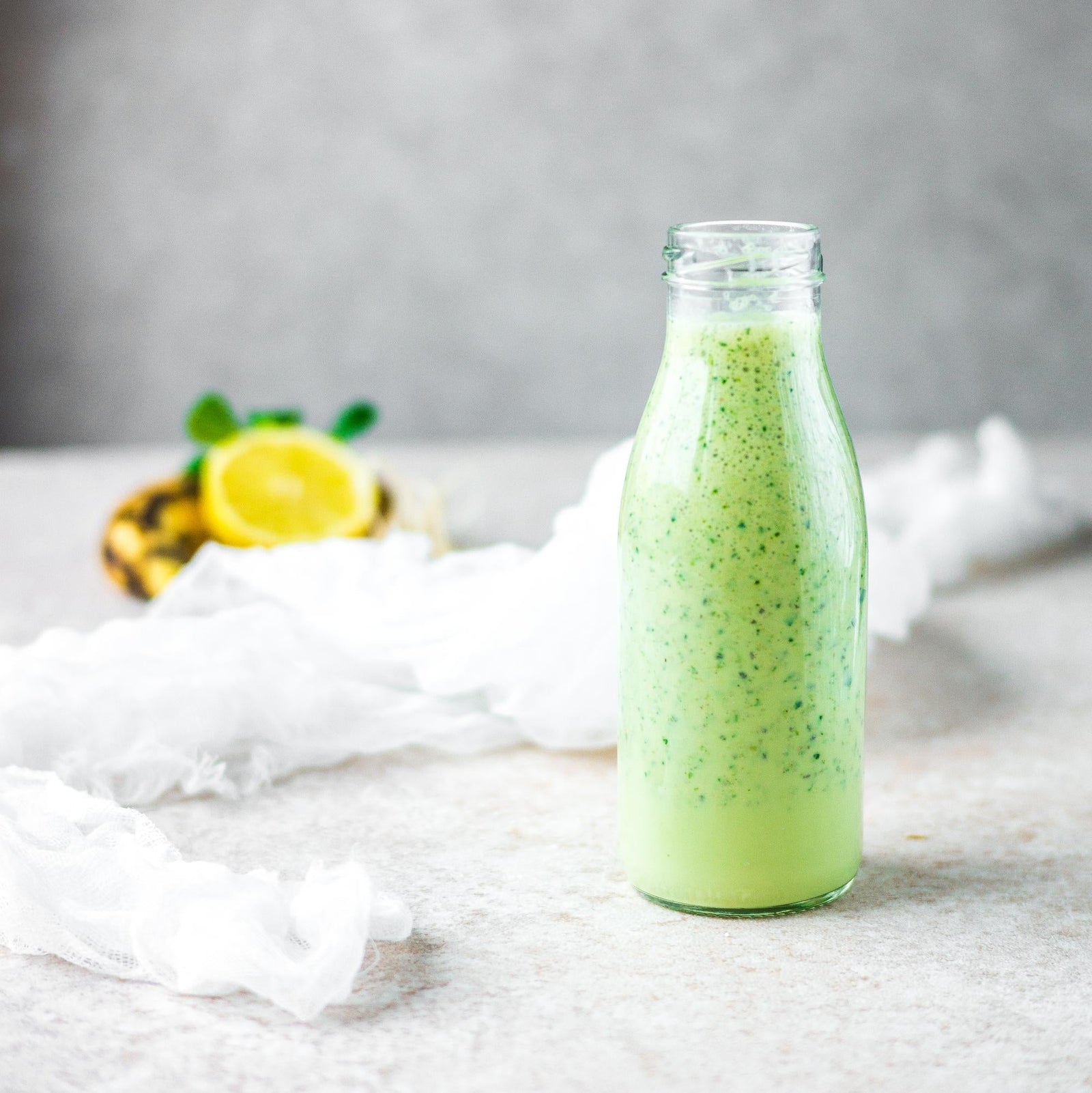 Drink con semi di chia e tè matcha