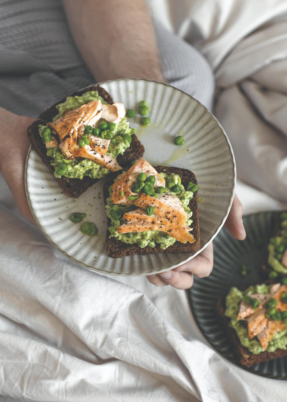 Purè di piselli e salmone al forno su pane integrale