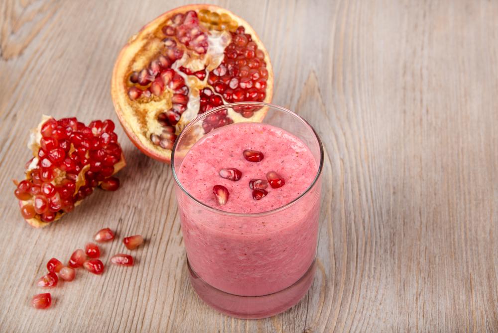Smoothie con fragole e melograno