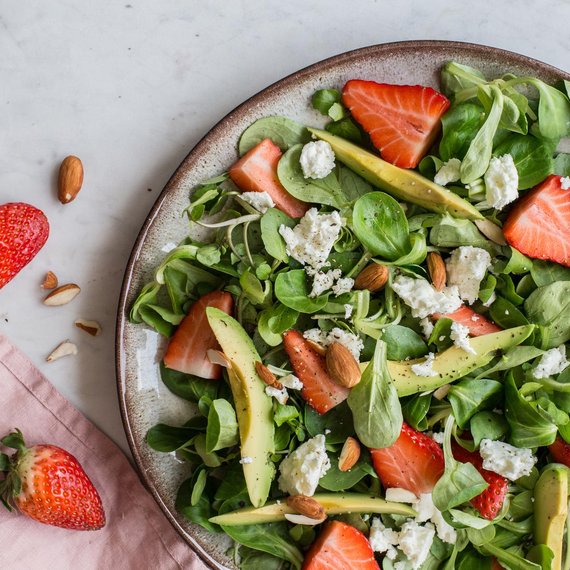 Insalata estiva fresca con avocado e fragole