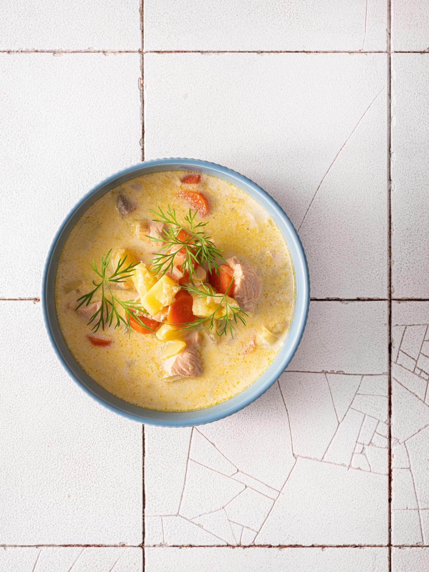 Zuppa finlandese di salmone (lohikeitto)