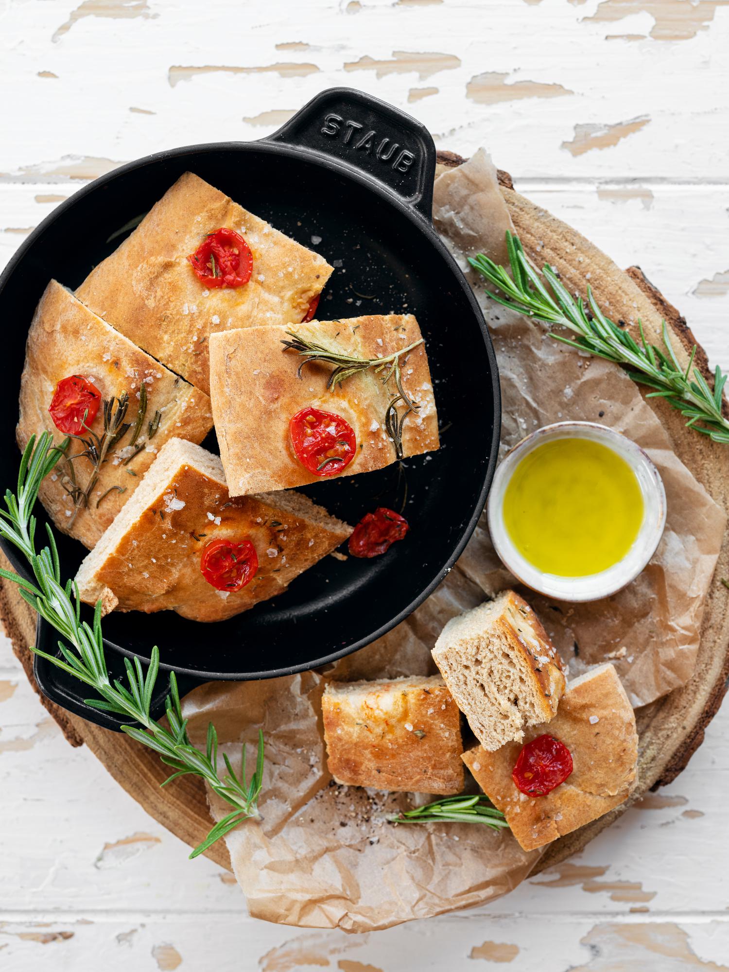 Focaccia con rosmarino e pomodori secchi