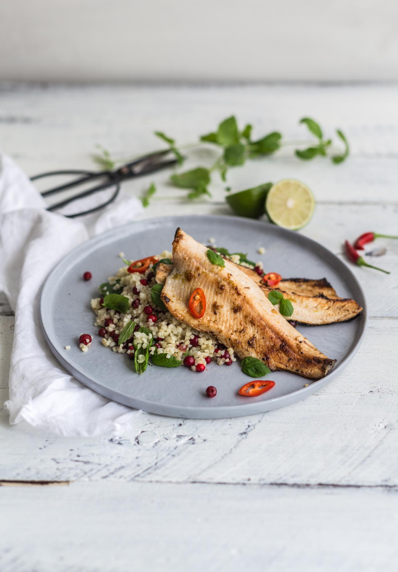 Trota con chilli, lime e insalata calda di bulgur