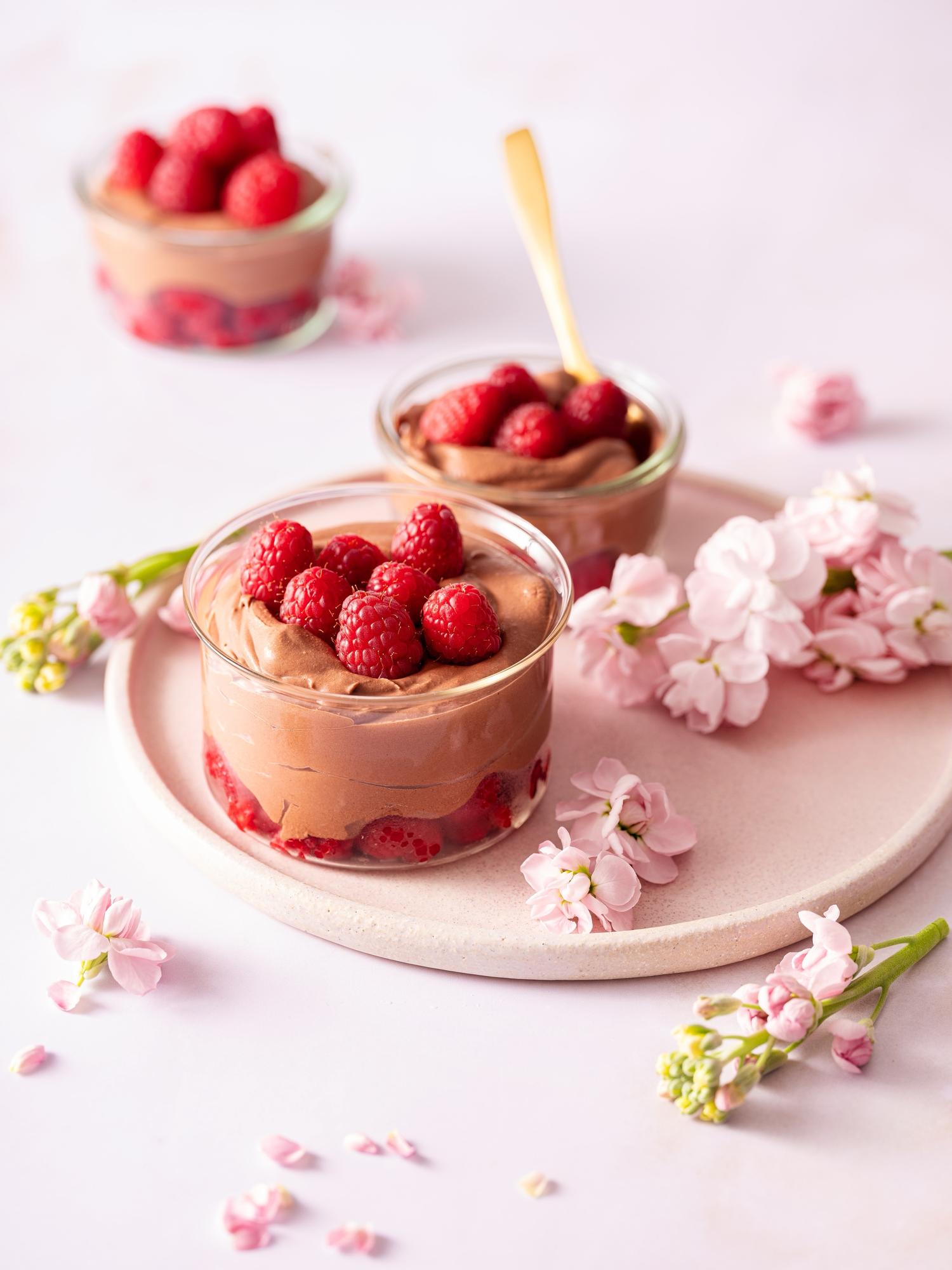 Mousse al cioccolato francese con lamponi