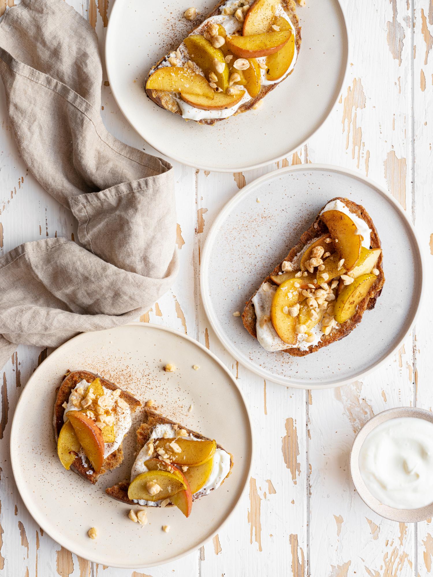 Toast alla francese con mele e yogurt greco