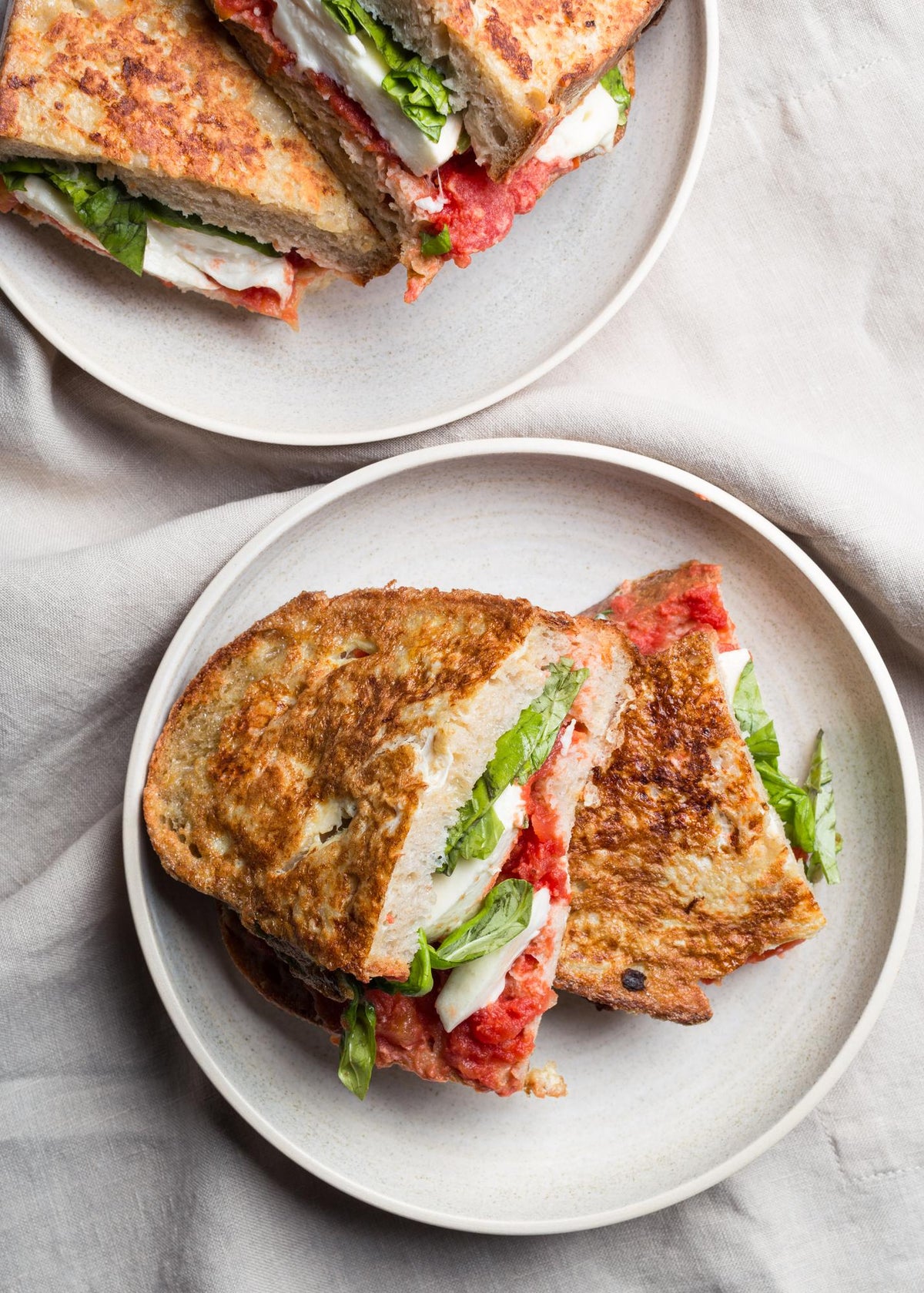 Pane nell'uovo con mozzarella e basilico