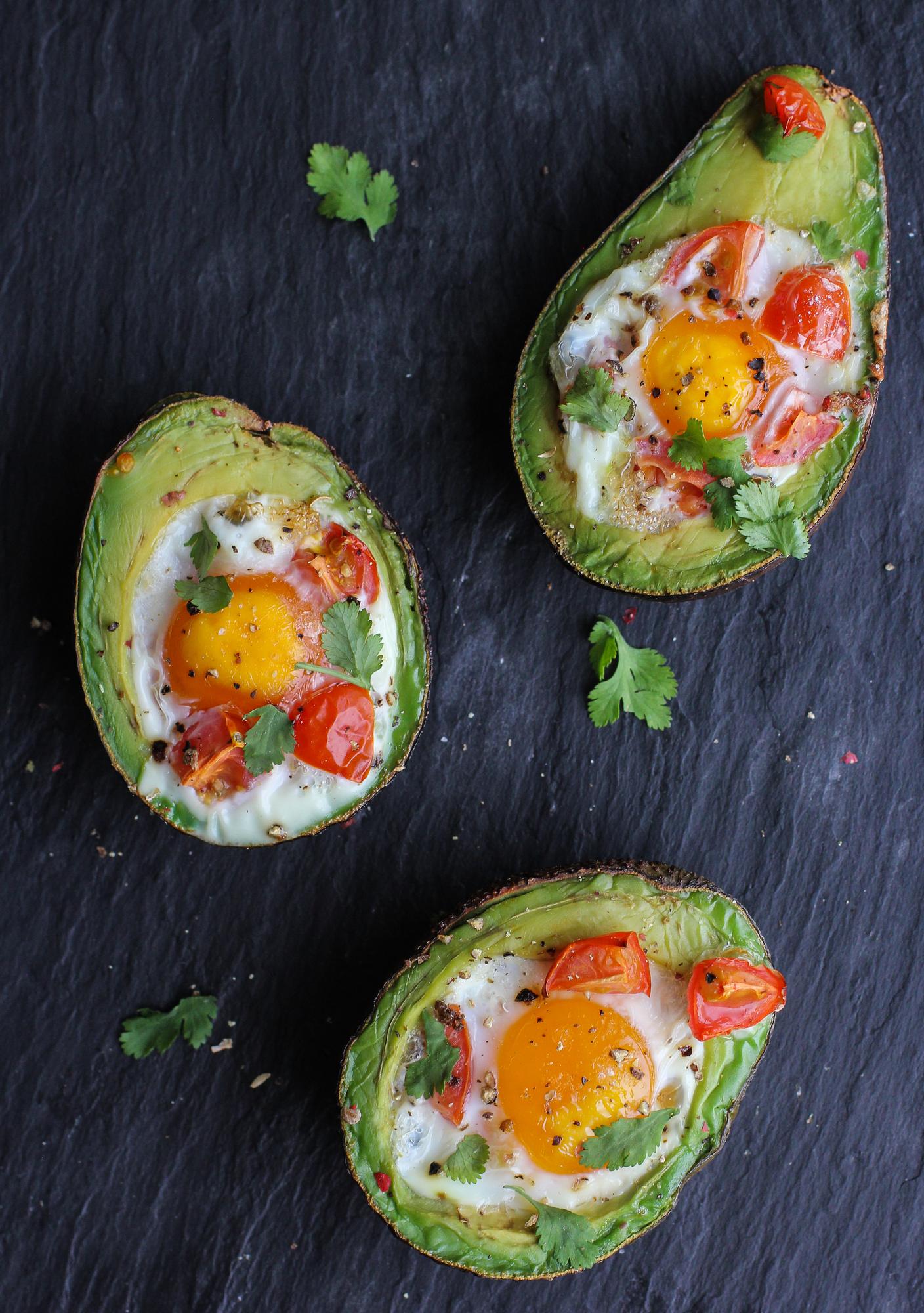 Avocado al forno con uovo