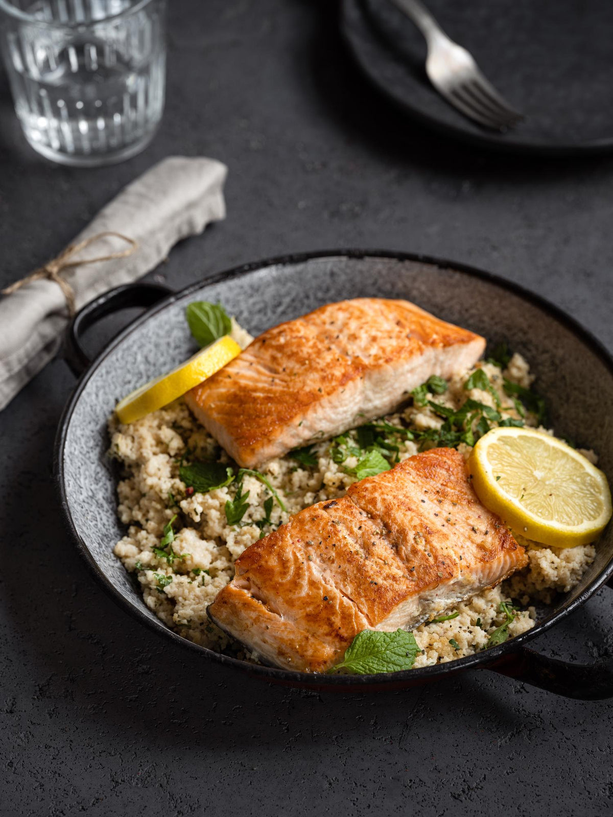 Salmone al forno con couscous integrale alle erbe