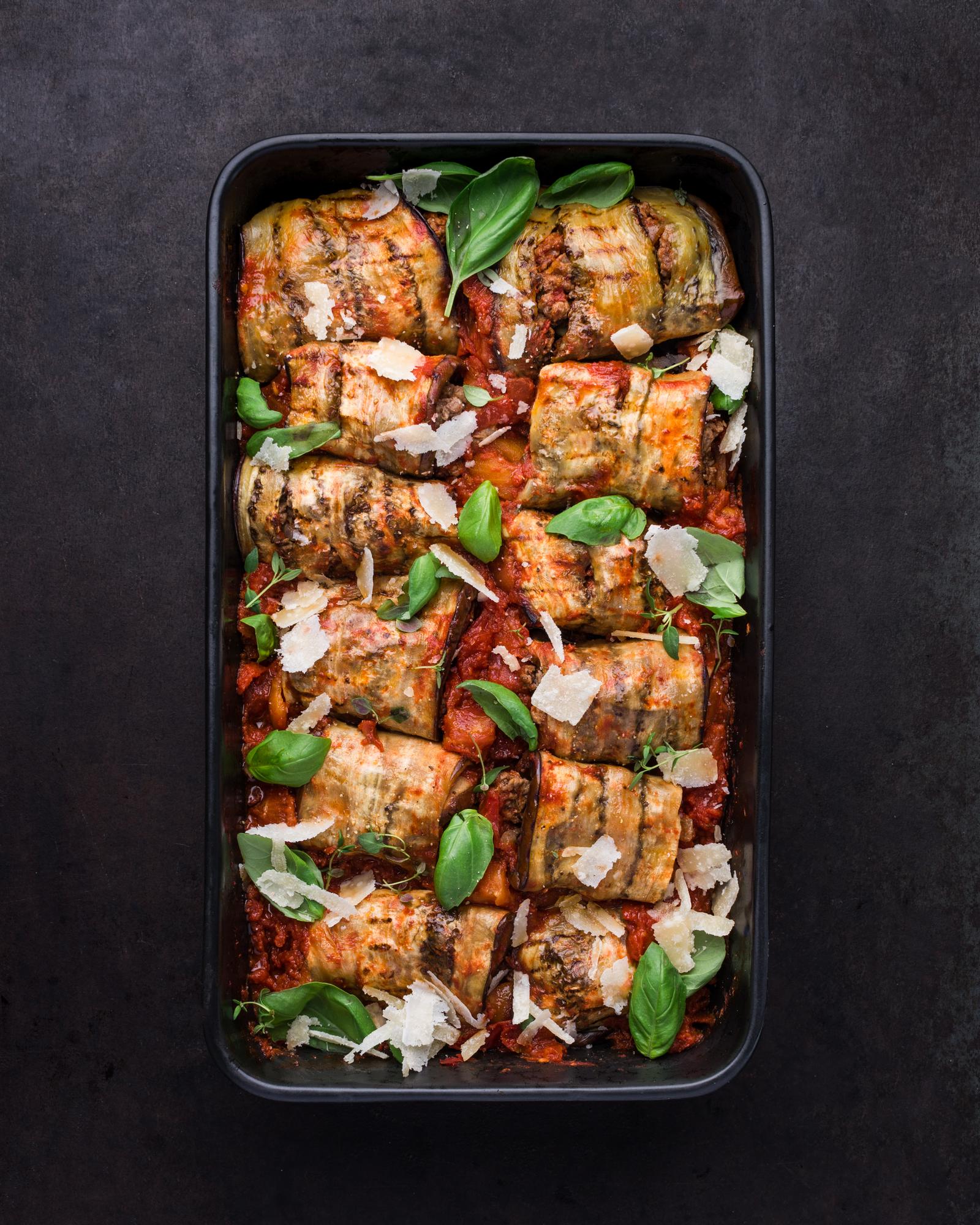 Involtini di melanzane ripieni in salsa di pomodoro
