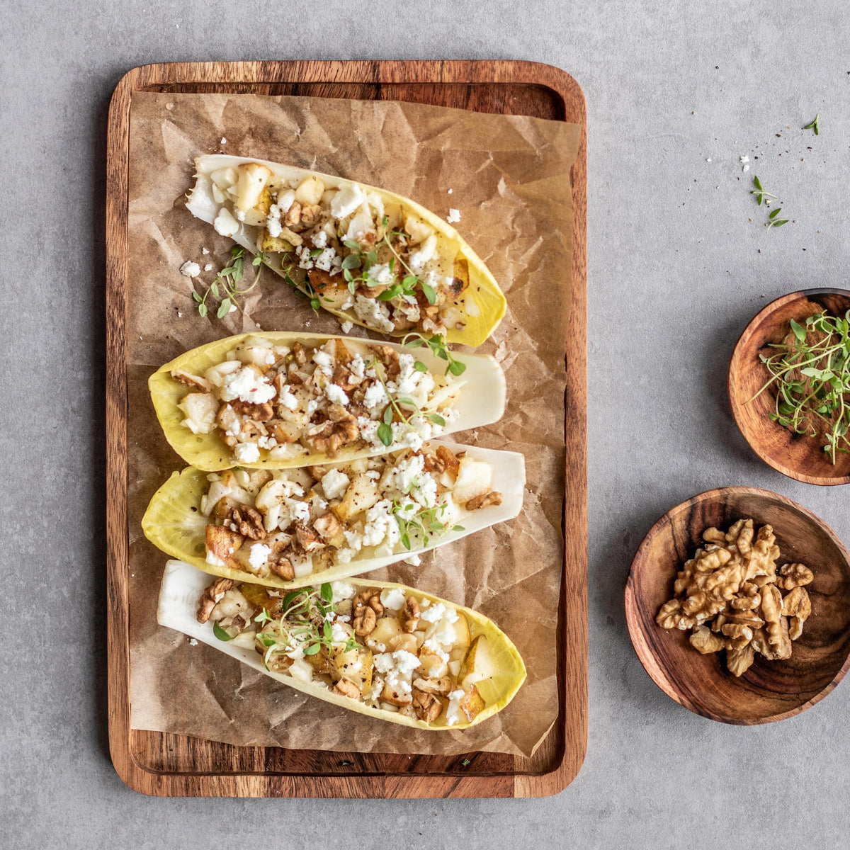Barchette di cicoria ripiene di insalata di pera, finocchio, feta e noci