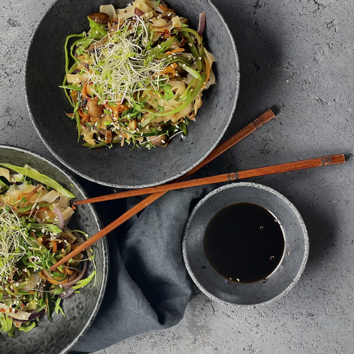 Verdure miste con soia e noodles di riso
