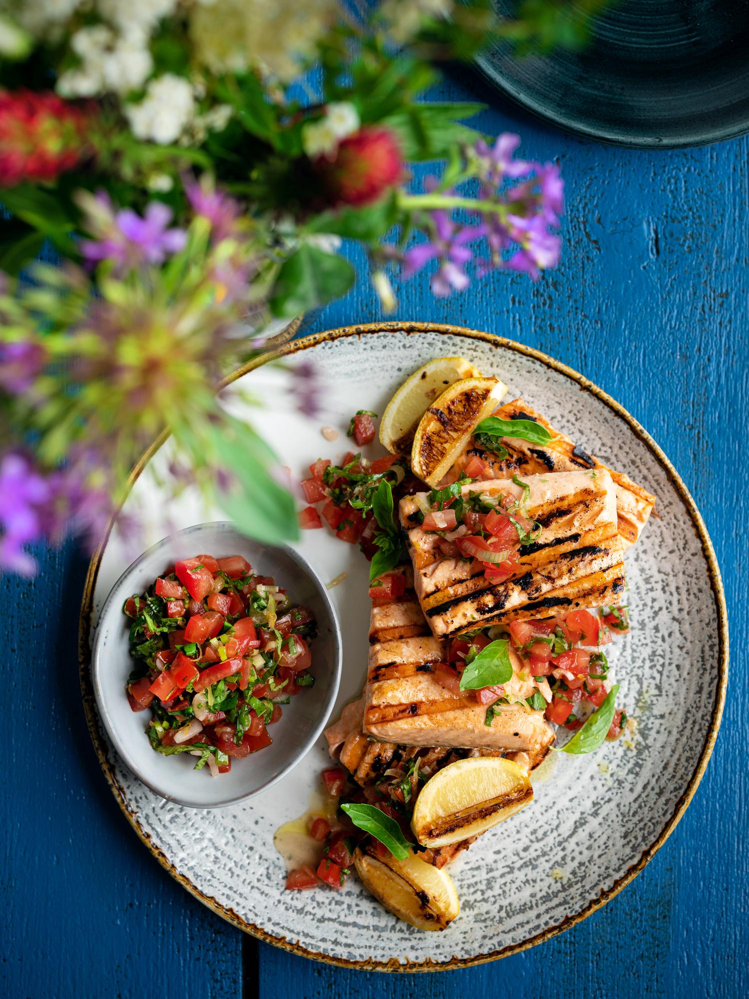 Salmone alla griglia con insalata di pomodori e basilico