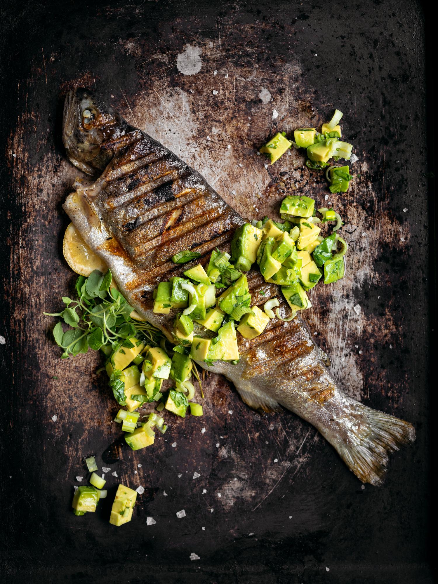 Trota grigliata con insalata di avocado