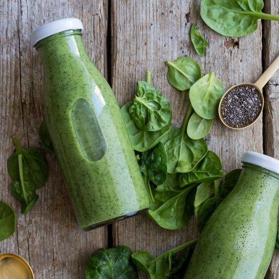 Smoothie verde con avocado, banana e ananas