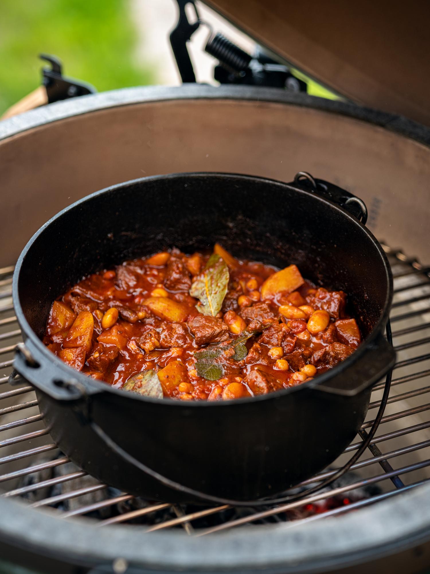 Gulash alla griglia con fagioli, pomodori e patate