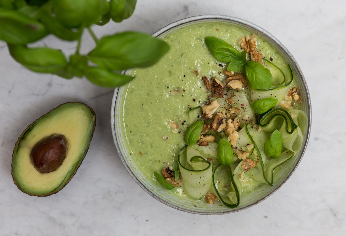 Gazpacho di cetriolo con avocado e basilico