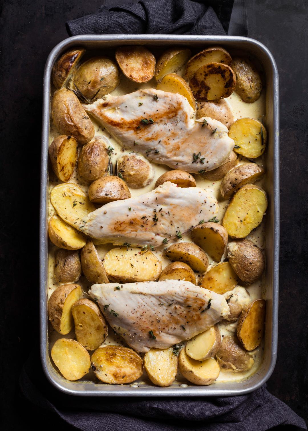 Pollo con patate e salsa alla panna