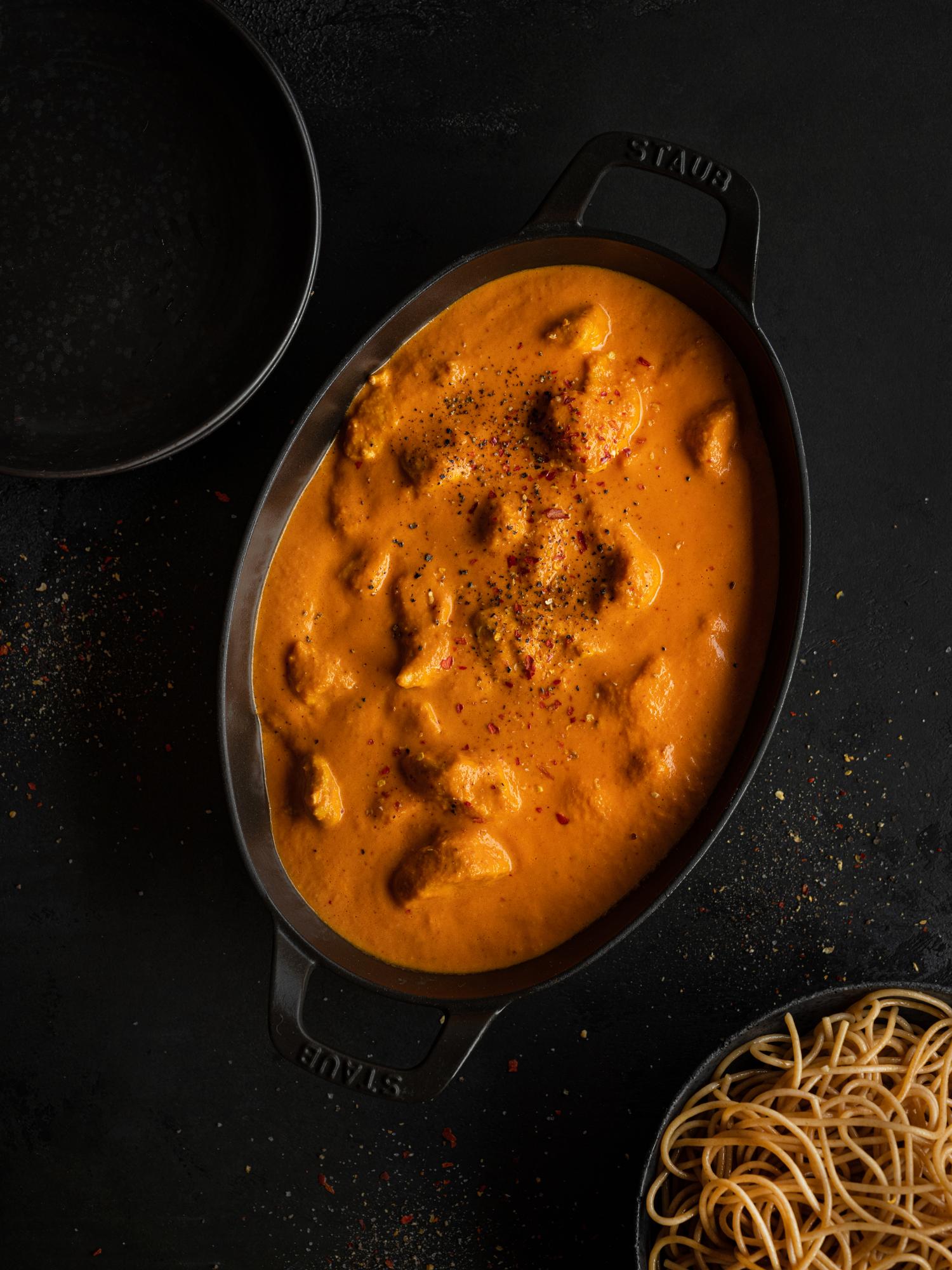 Petti di pollo in salsa cremosa piccante