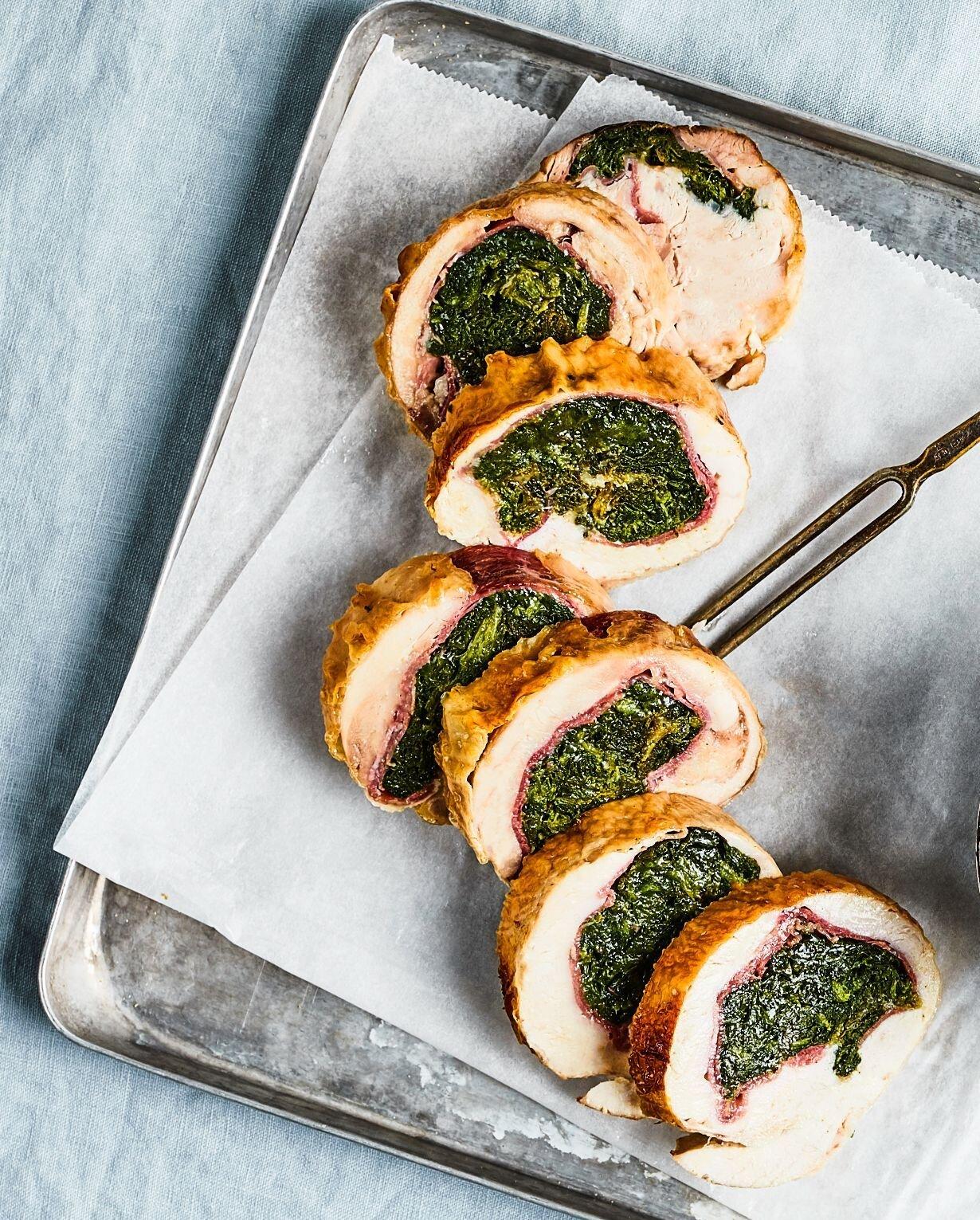 Rotolo di pollo con prosciutto crudo, parmigiano e spinaci