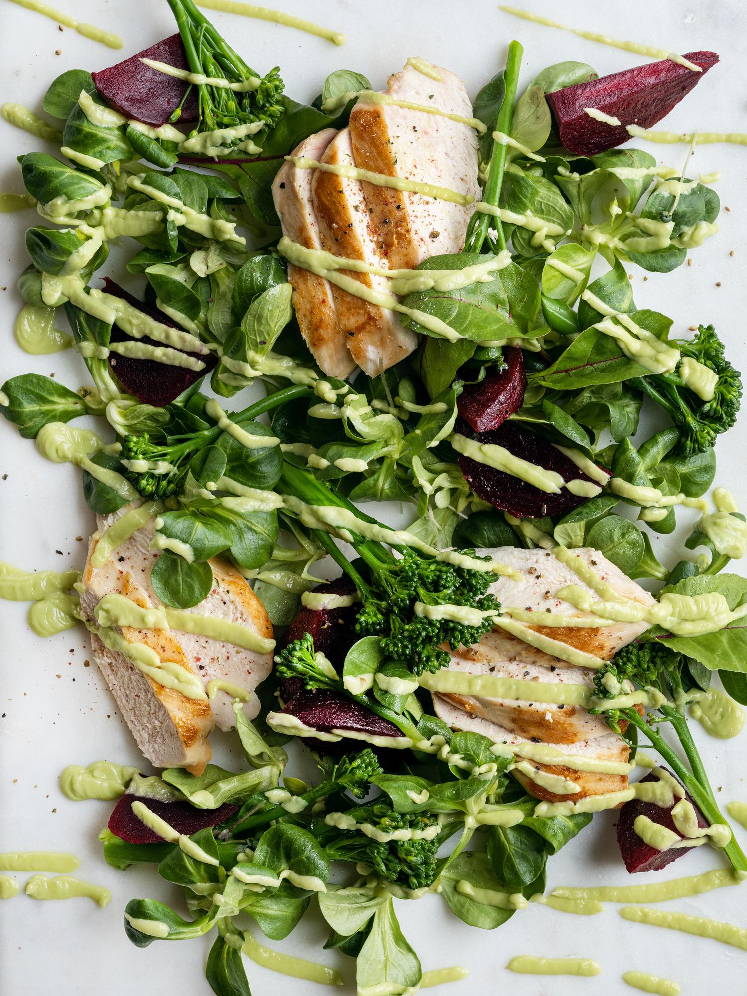 Insalata di pollo con pesto di avocado
