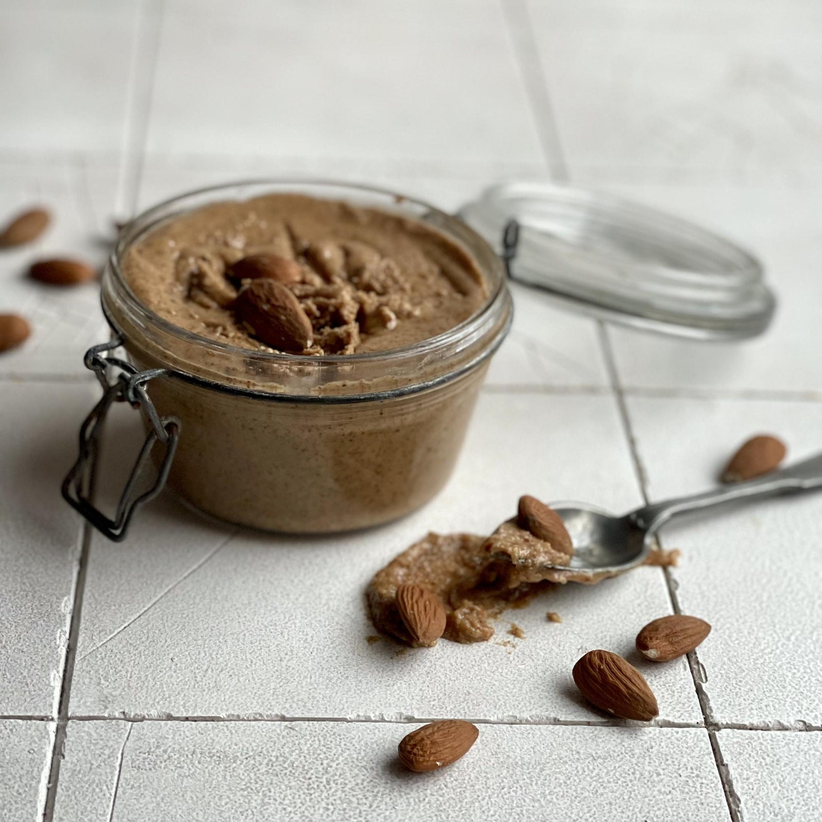 Burro di mandorle fatto in casa - ricetta base